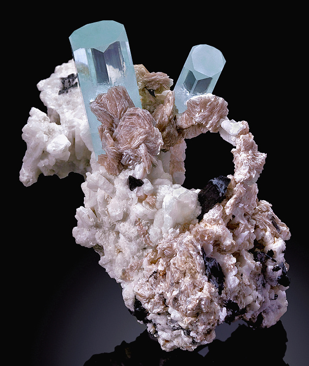 167 Gram Beautiful Natural undamage Quartz Crystal With Muscovite Specimen From Skardu pakistan